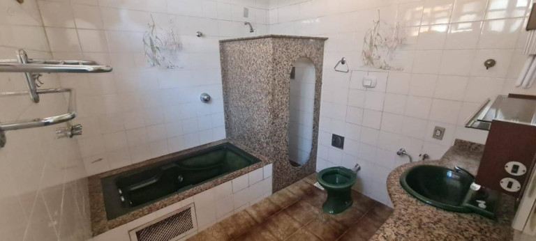 Imagem Casa com 6 Quartos à Venda, 245 m² Imagem Casa com 6 Quartos à Venda, 245 m²