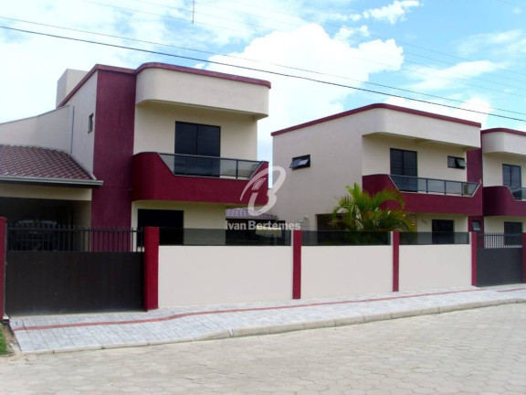Imagem Sobrado com 3 Quartos para Temporada, em Canto Grande - Bombinhas Imagem Sobrado com 3 Quartos para Temporada, em Canto Grande - Bombinhas