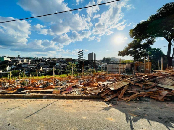Casa com 4 Quartos à Venda, 350 m² em Cabral - Contagem