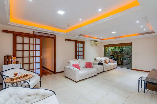 Imagem Casa com 6 Quartos à Venda, 374 m² em Tristeza - Porto Alegre Imagem Casa com 6 Quartos à Venda, 374 m² em Tristeza - Porto Alegre