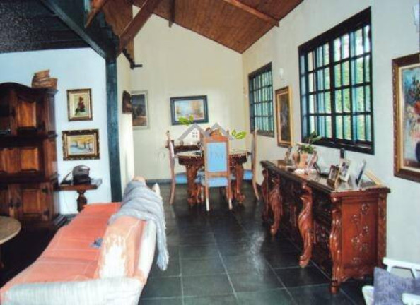 Imagem Casa com 5 Quartos à Venda, 360 m² em Vila Capivari - Campos Do Jordão Imagem Casa com 5 Quartos à Venda, 360 m² em Vila Capivari - Campos Do Jordão