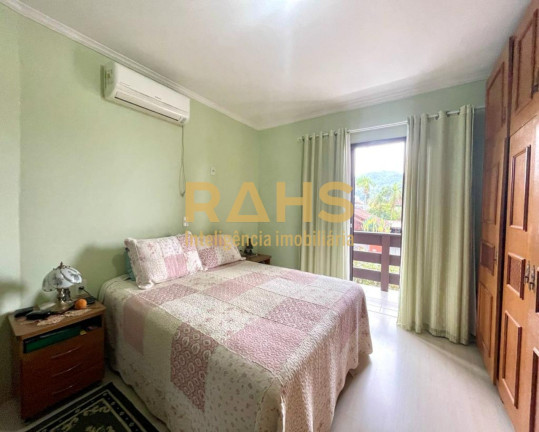 Imagem Casa com 4 Quartos à Venda, 220 m² em Saguaçu - Joinville Imagem Casa com 4 Quartos à Venda, 220 m² em Saguaçu - Joinville