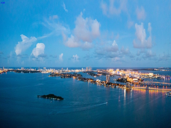 Imagem Imóvel com 4 Quartos à Venda, 296 m² em Centro - Miami Imagem Imóvel com 4 Quartos à Venda, 296 m² em Centro - Miami