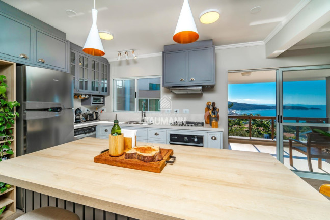 Imagem Casa com 7 Quartos à Venda, 408 m² em Centro - Bombinhas Imagem Casa com 7 Quartos à Venda, 408 m² em Centro - Bombinhas