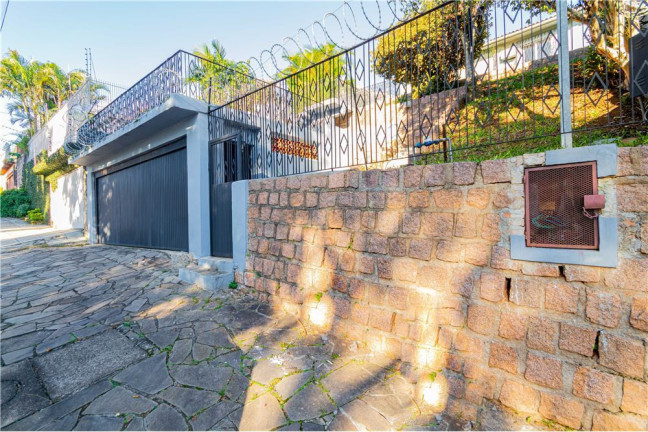 Imagem Casa com 4 Quartos à Venda, em Santa Tereza - Porto Alegre Imagem Casa com 4 Quartos à Venda, em Santa Tereza - Porto Alegre