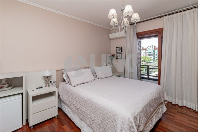 Imagem Imóvel com 4 Quartos à Venda, 396 m² em Jardim Lindóia - Porto Alegre Imagem Imóvel com 4 Quartos à Venda, 396 m² em Jardim Lindóia - Porto Alegre