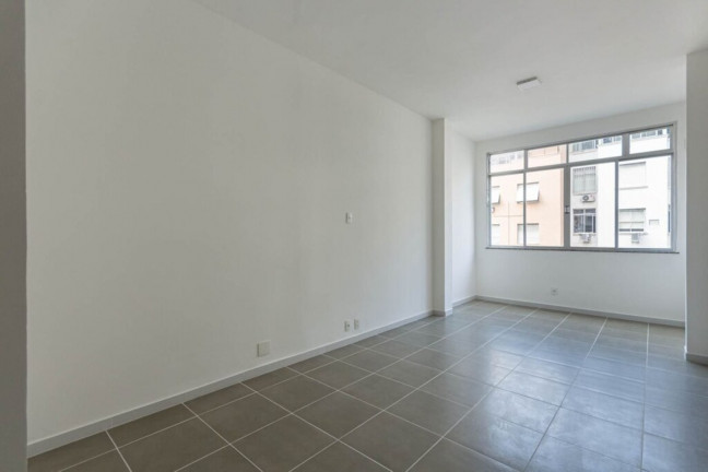 Imagem Imóvel com 1 Quarto à Venda, 30 m² em Copacabana - Rio De Janeiro Imagem Imóvel com 1 Quarto à Venda, 30 m² em Copacabana - Rio De Janeiro