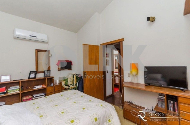 Imagem Casa com 5 Quartos à Venda, 530 m² em Jardim Lindóia - Porto Alegre Imagem Casa com 5 Quartos à Venda, 530 m² em Jardim Lindóia - Porto Alegre