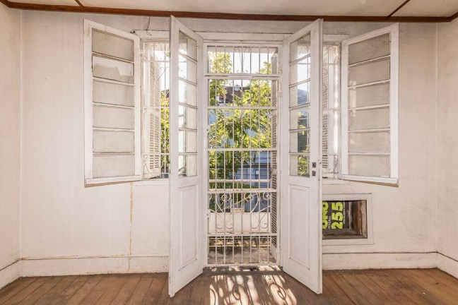 Imagem Casa com 3 Quartos à Venda, 305 m² em Floresta - Porto Alegre Imagem Casa com 3 Quartos à Venda, 305 m² em Floresta - Porto Alegre