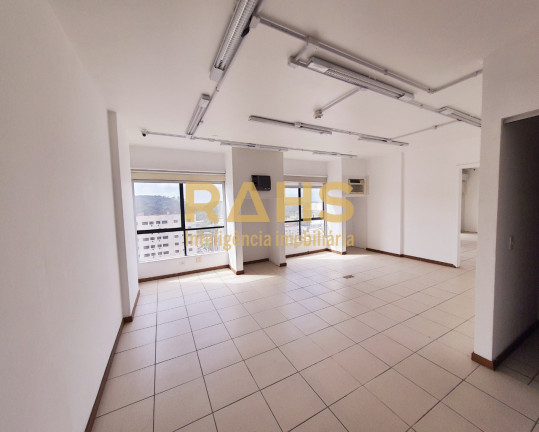 Sala Comercial à Venda, 74 m² em Centro - Joinville