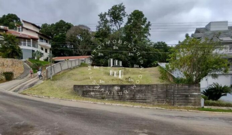 Terreno à Venda, 686 m² em Cacupé - Florianópolis