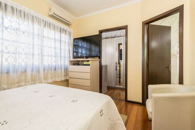 Imagem Imóvel com 4 Quartos à Venda, em Jardim Itu - Porto Alegre Imagem Imóvel com 4 Quartos à Venda, em Jardim Itu - Porto Alegre
