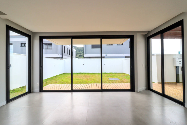 Imagem Casa com 3 Quartos à Venda, em Rio Tavares - Florianópolis Imagem Casa com 3 Quartos à Venda, em Rio Tavares - Florianópolis