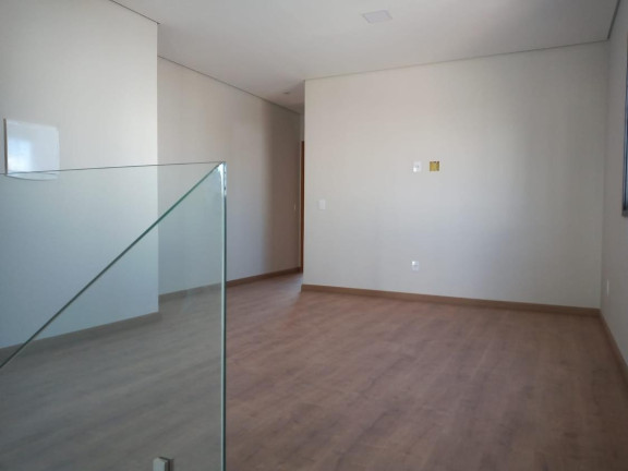 Imagem Imóvel com 3 Quartos à Venda, 210 m² Imagem Imóvel com 3 Quartos à Venda, 210 m²