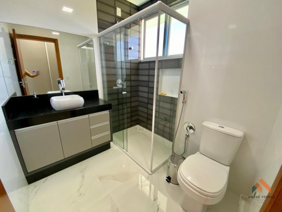 Imagem Casa com 4 Quartos à Venda, 300 m²