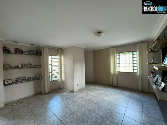 Imagem Casa com 3 Quartos à Venda, 326 m² em Setor Bueno - Goiânia Imagem Casa com 3 Quartos à Venda, 326 m² em Setor Bueno - Goiânia