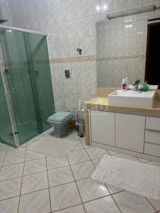 Imagem Sobrado com 3 Quartos à Venda, 220 m² em Centro - Balneário Camboriú