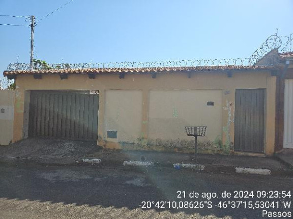 Casa com 3 Quartos à Venda, 200 m² em California - Passos
