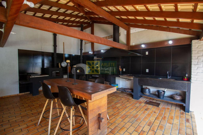 Imagem Casa com 6 Quartos para Alugar ou Temporada, 805 m² em Centro - Bombinhas Imagem Casa com 6 Quartos para Alugar ou Temporada, 805 m² em Centro - Bombinhas