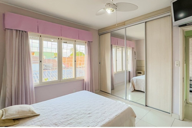 Imagem Casa com 4 Quartos à Venda, 233 m² em Santa Maria Goretti - Porto Alegre Imagem Casa com 4 Quartos à Venda, 233 m² em Santa Maria Goretti - Porto Alegre