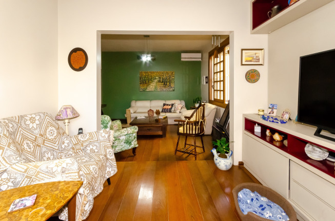Imagem Casa com 4 Quartos à Venda, 332 m² em Petrópolis - Porto Alegre Imagem Casa com 4 Quartos à Venda, 332 m² em Petrópolis - Porto Alegre