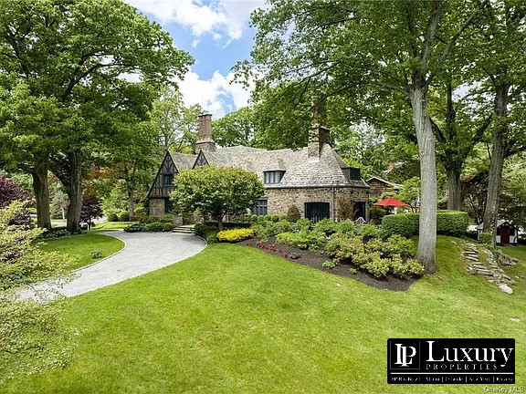 Imagem Casa com 5 Quartos à Venda, em Bronxville - New York City Imagem Casa com 5 Quartos à Venda, em Bronxville - New York City