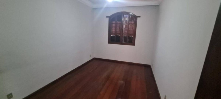 Imagem Casa com 6 Quartos à Venda, 245 m² Imagem Casa com 6 Quartos à Venda, 245 m²