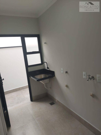 Imagem Casa de Condomínio com 3 Quartos à Venda, 181 m²
