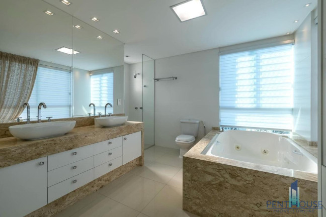 Imagem Cobertura com 4 Quartos à Venda, 241 m² em Centro - Balneário Camboriú Imagem Cobertura com 4 Quartos à Venda, 241 m² em Centro - Balneário Camboriú