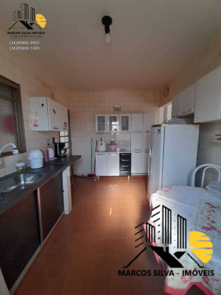 Imagem Casa com 4 Quartos à Venda, 300 m² em Segismundo Pereira - Uberlândia Imagem Casa com 4 Quartos à Venda, 300 m² em Segismundo Pereira - Uberlândia