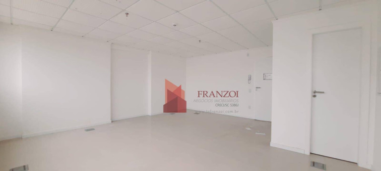 Sala Comercial para Alugar, 33 m² em Centro - Itajaí