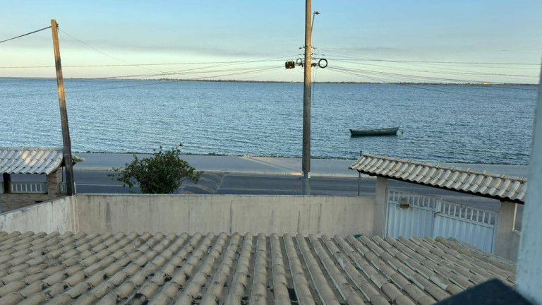 Casa com 3 Quartos para Alugar, 200 m² em Centro - Araruama