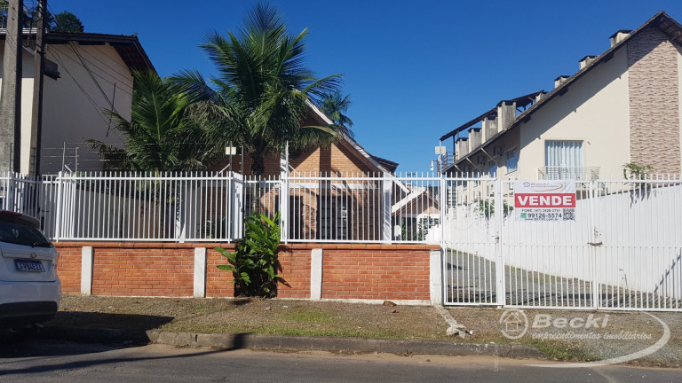 Imagem Casa com 6 Quartos à Venda, 166 m² em Atiradores - Joinville Imagem Casa com 6 Quartos à Venda, 166 m² em Atiradores - Joinville