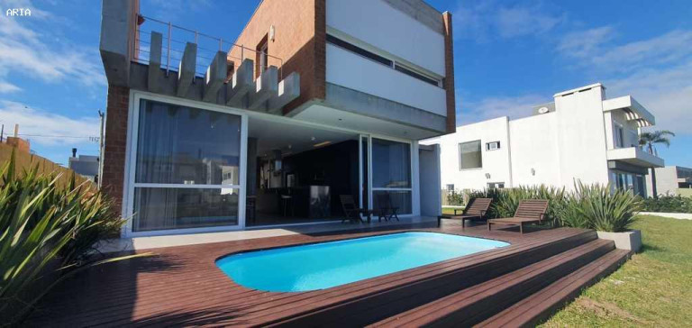 Imagem Casa com 4 Quartos à Venda, 311 m² em Centro - Capão Da Canoa