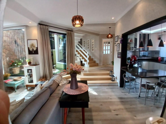 Imagem Casa com 3 Quartos à Venda, 275 m² em Capão Raso - Curitiba Imagem Casa com 3 Quartos à Venda, 275 m² em Capão Raso - Curitiba