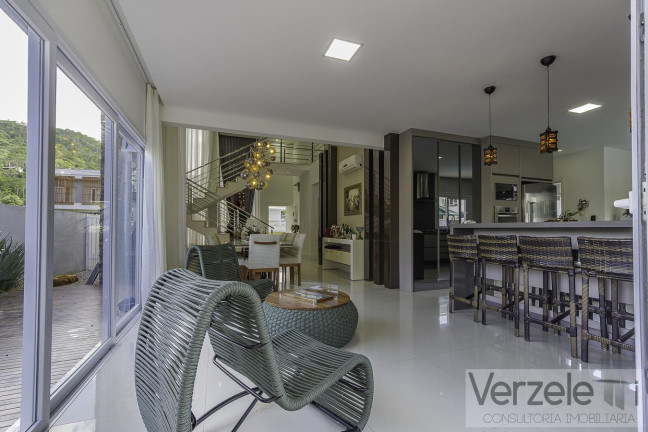 Imagem Casa com 4 Quartos à Venda, 437 m² em Santa Regina - Camboriú