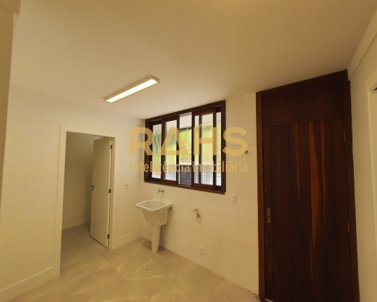 Imagem Casa com 3 Quartos à Venda, 300 m² em América - Joinville