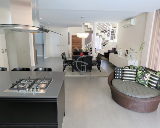 Imagem Casa com 3 Quartos à Venda, 300 m² em Anita Garibaldi - Joinville Imagem Casa com 3 Quartos à Venda, 300 m² em Anita Garibaldi - Joinville