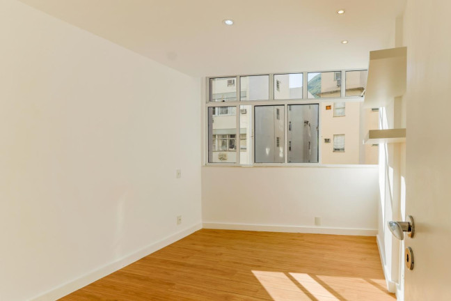 Imagem Apartamento com 2 Quartos à Venda,  em Copacabana - Rio De Janeiro