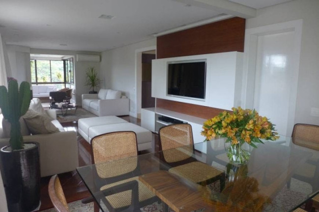Apartamento com 3 Quartos à Venda, 240 m² em Moema - São Paulo