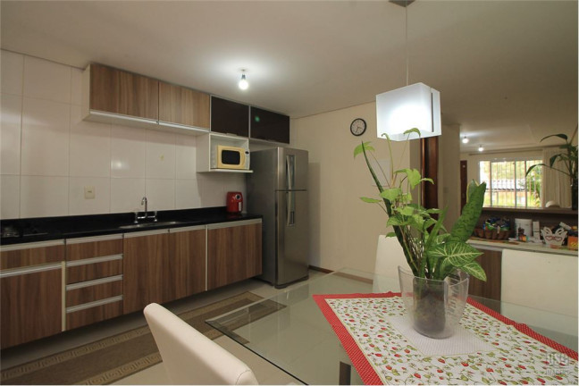 Imagem Casa com 3 Quartos à Venda, em Guarujá - Porto Alegre Imagem Casa com 3 Quartos à Venda, em Guarujá - Porto Alegre