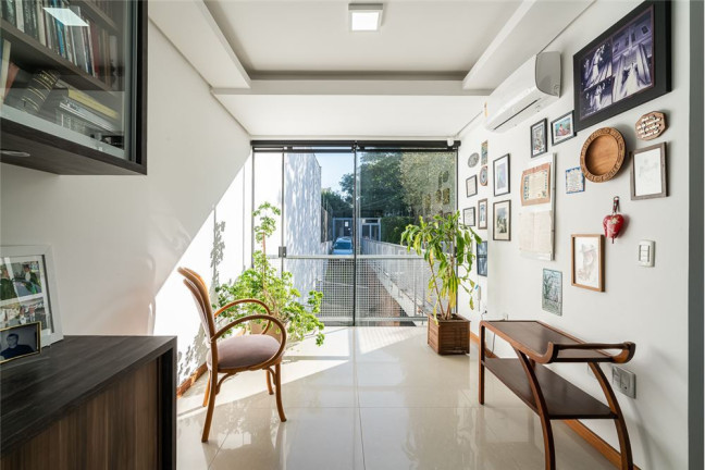 Imagem Casa com 2 Quartos à Venda, em Medianeira - Porto Alegre Imagem Casa com 2 Quartos à Venda, em Medianeira - Porto Alegre