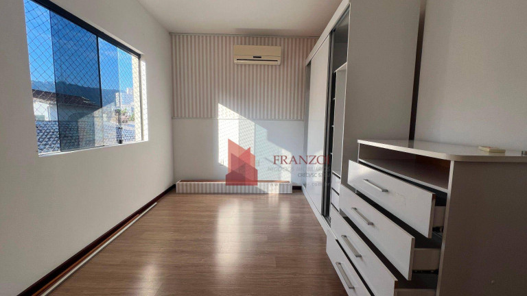 Imagem Sobrado com 3 Quartos à Venda, 450 m² em Vila Operária - Itajaí Imagem Sobrado com 3 Quartos à Venda, 450 m² em Vila Operária - Itajaí
