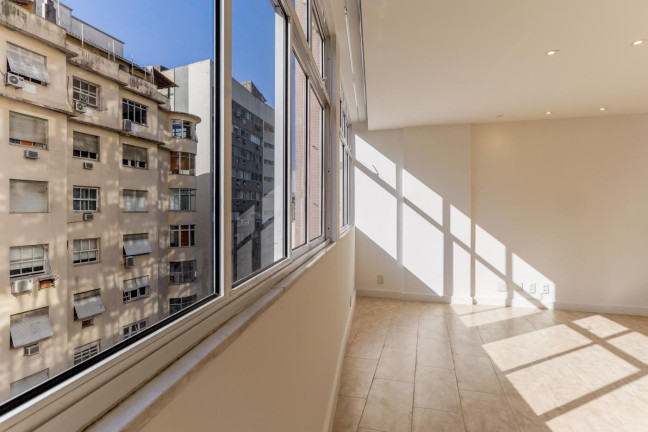 Imagem Apartamento com 2 Quartos à Venda,  em Copacabana - Rio De Janeiro