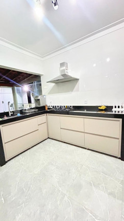Imagem Casa com 3 Quartos à Venda, 250 m² Imagem Casa com 3 Quartos à Venda, 250 m²