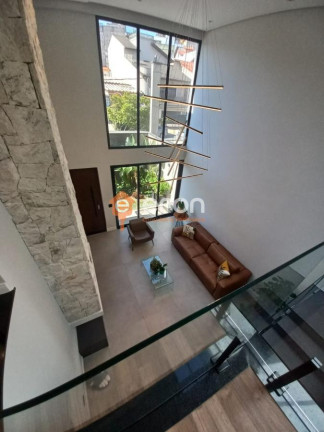 Imagem Casa com 3 Quartos à Venda, 377 m²