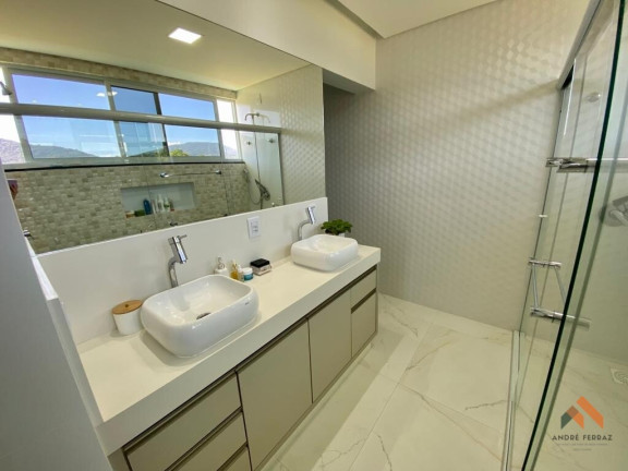 Imagem Casa com 4 Quartos à Venda, 300 m²