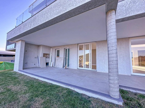 Imagem Casa com 4 Quartos à Venda, em Vila Nova - Porto Alegre Imagem Casa com 4 Quartos à Venda, em Vila Nova - Porto Alegre