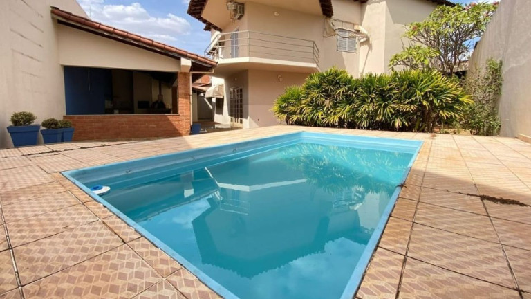 Imagem Casa com 4 Quartos à Venda, 346 m² em Jardim Patrícia - Uberlândia Imagem Casa com 4 Quartos à Venda, 346 m² em Jardim Patrícia - Uberlândia