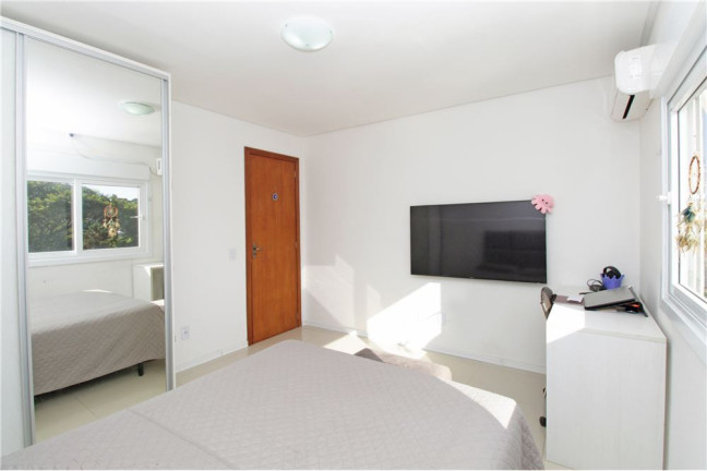 Imagem Casa com 3 Quartos à Venda, em Guarujá - Porto Alegre Imagem Casa com 3 Quartos à Venda, em Guarujá - Porto Alegre